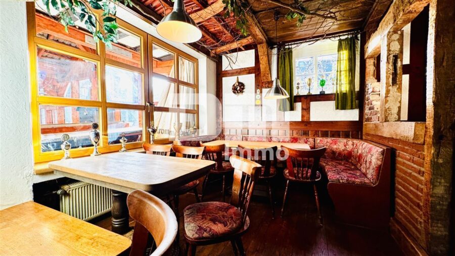 Hochwertiges effizientes Restaurant, Bar und große Wohnung mit Ausbaupotential und Terrasse - Barbereich / Tresen / Theke / Sitzplätze